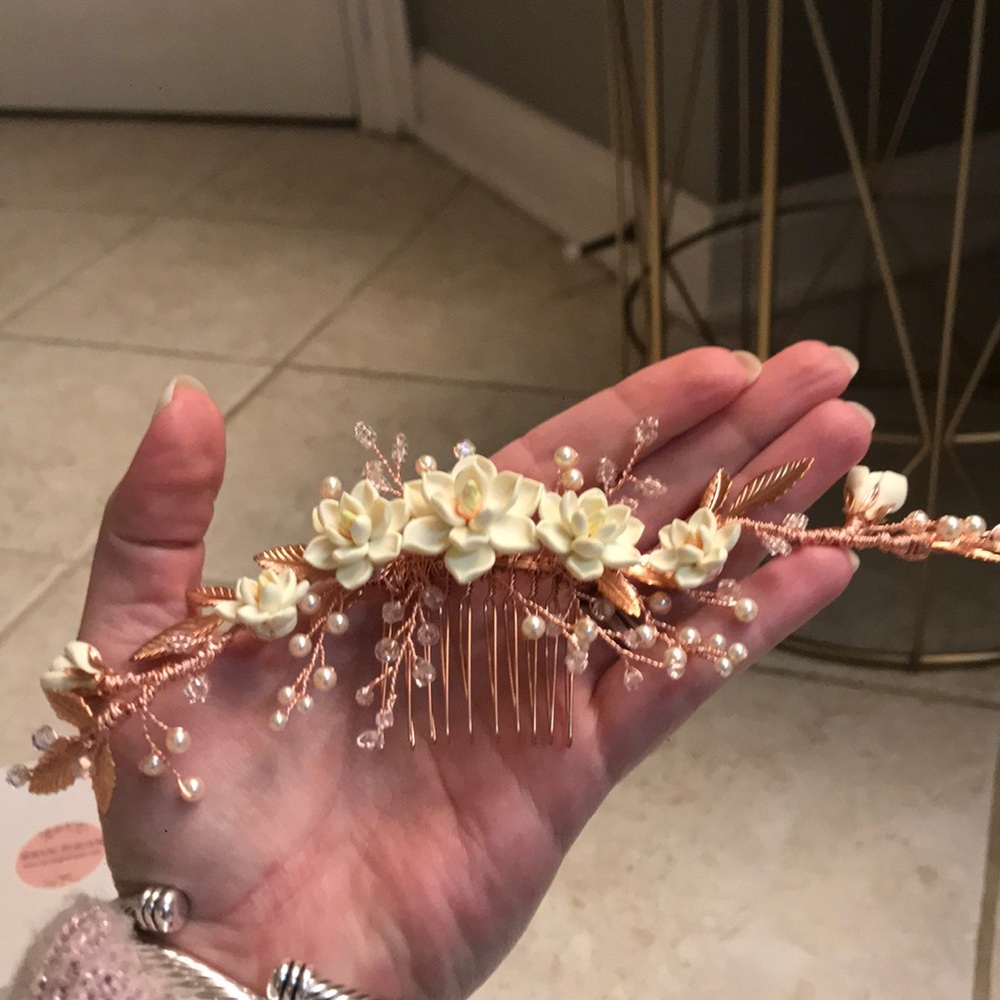 Beautiful rose gold hair comb with white flowers.